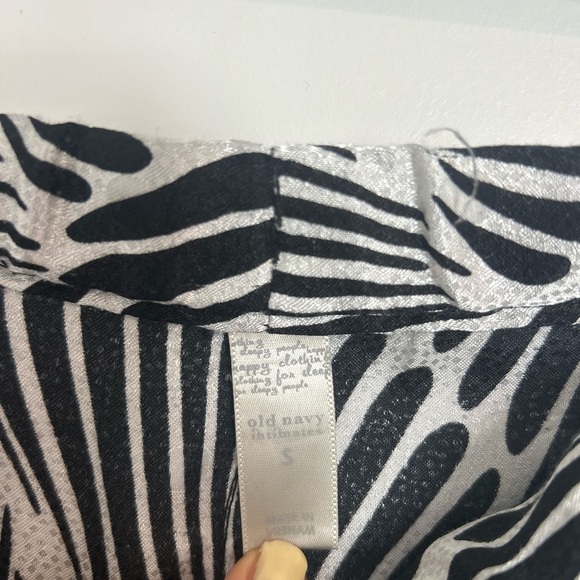 Old Navy Black and White Patterned Women's Low Waisted Micro Shorts Small - Picture 3 of 3